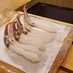 みつき - ②松葉蟹(楚蟹・雄)の脚刺身
      透ける様な透明感、産地ならではの鮮度が成せる美しさ
      ワクワクが止まりません！