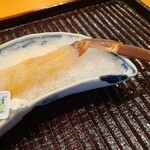 みつき - ②松葉蟹(楚蟹・雄)の脚刺身、醤油数滴垂らし
      5代目共幸丸で水揚げされた蟹、醤油で淡い赤色に染まっています
      甲羅までも瑞々しくピカピカです