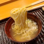 みつき - ⑭松葉蟹(楚蟹・雄)&松葉蟹(楚蟹・雌)の殻で取ったスープの松葉蟹(楚蟹・雄)載せラーメン
      捻れそうに無かったので麺リフトのみ
      麺もスープもあっという間に完食、お腹いっぱい！