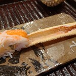 みつき - ⑦炭火焼き松葉蟹(楚蟹・雄)、藻塩&完熟酢橘添え
      塩を少し掛けると甘みが増し、次に完熟酢橘を少し掛けるとキリッとする
      焼き蟹の様々な良さを垣間見ることが出来ます