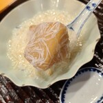 みつき - ⑬揚げ海老芋(大阪府富田林産、6時間焚き)の松葉蟹(楚蟹・雄)餡掛け
                                カラッと揚げられた軟らかく焚かれた海老芋、滑らかな口溶けで優しい甘みと旨みが良い
                                緒方大将の煮海老芋を連想する位、素晴らしい