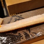 みつき - ⑤炭火焼き松葉蟹(楚蟹・雄)、藻塩&完熟酢橘添え
      先ずは何も付けずプレーン、加熱され豊潤な香りが口腔内に拡がり、清んだ旨みを目を瞑り沁々と味わう、時間が止まりそう