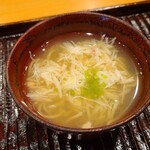 みつき - ⑭松葉蟹(楚蟹・雄)&松葉蟹(楚蟹・雌)の殻で取ったスープの松葉蟹(楚蟹・雄)載せラーメン
      蟹鍋を出したくないとのことで登場した松葉蟹ラーメン、ビスクとかでなくスッキリとしつつも蟹の旨みが沁みるスープ