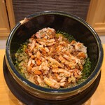 みつき - ⑮セコ蟹(楚蟹・雌、丸ごと4匹使用)炊き込みご飯
      甲羅に詰まった身と蟹味噌と内子
      混ぜ合わせると涎が垂れそう(￣￢￣)
      蟹の風味と蟹味噌のコク、激ヤバ！