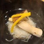 みつき - ④蟹味噌入り松葉蟹(楚蟹・雄)胴身の真薯、松茸(和歌山県産)&黄柚子皮載せ、利尻昆布&鮪節&鰹節のお出汁のお椀
      松茸の香りが良いけど、主役はやっぱり松葉蟹真薯、蟹味噌餡のコクも極上でウマウマ~