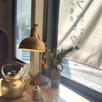 〆蕎麦 フクロウ - 雰囲気の良いカウンター席で