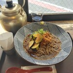 〆蕎麦 フクロウ - ✨肉味噌と揚げ茄子のぶっかけ✨器も素敵