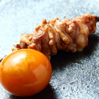 備長炭で焼き上げる本格焼鳥は２０種以上と部位も豊富！