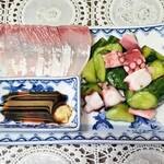 ライフ - ヒラマサの刺身・タコとキュウリの塩ニンニク風味（調理例）