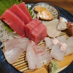 魚とめし かねむ食堂 - ｢刺身｣アップ！｢本鮪ぶつ(長崎産)｣から時計回りに…｢あん肝煮付け→帆立→蛸↓うすばはぎ↙こしょう鯛↖かんぱち｣！