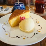 ゼイティン - トルコスイーツのレヴァーニ。バニラアイス添え