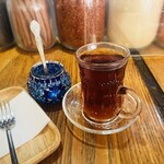 ゼイティン - デザートにはチャイが付いてきます