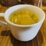 ゼイティン - ランチセットはその日のスープとサラダ付き