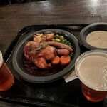 三本の箒 - クリスマスプレートです。グリルチキンに甘酸っぱいベリーソースが掛かってました。じゃがいものクリームスープでした。ビールで乾杯♪(*^^)o∀*∀o(^^*)♪