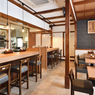 趣のある古木を各所に用いた和モダンのシックでお洒落な店内