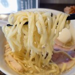 麺屋吟治 - 中太縮れ麺。