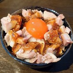 麺屋吟治 - 肉玉丼。