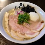 麺屋吟治 - 貝出汁塩、味玉チャーシュー麺。