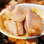 麺屋吟治 - 肉玉丼のころころチャーシュー。