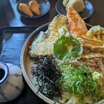 大地のうどん - 料理写真:今日は、王道の野菜天ぶっかけにしました！