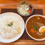 FRANK - スパイスカリィ ポーク（ご飯大盛・2辛） 950円、サラダ 120円
