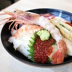 いちば鮨 - 赤海老のお腹側　　　　　　　　　　　　　　　　　　　　　　　　　　　　　蒸海老・つぶ貝・イクラ