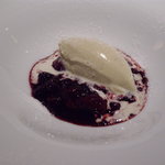 リストランテ カノフィーロ - バラの香るジェラートと温かいブルーベリー