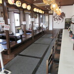 とり安食堂 - カウンター席と掘りごたつ席が有ります♪