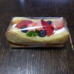 お菓子工房 YURURI - シフォンサンド[いちご×ブルーベリー](550円) 