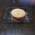 お菓子工房 YURURI - いちごのクッキーサンド(300円) 