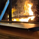 とり乃屋 - 目の前で焼かれるもも