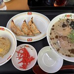 餃子の王将 - 料理写真:黒マー油香る豚骨ラーメン　デラックスセット　税込1,301円