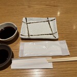 串かつ・すし 道頓堀たちばな - 醤油とソースの入ったお皿です｡