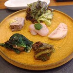 ALBAROSSA - 前菜：下はアワビ、左下は焼きロールキャベツ、真ん中はキャロットラペと刺身