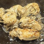 港町の鉄板焼 - お決まりの二次会　お隣の店　〆前の牡蠣