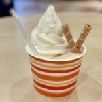 富士朝霧高原　富士ミルクランド - ソフトジェラート（朝霧高原いちご）