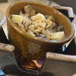 居酒屋もえぎ - 卓上コンロで熱々の〈つぶガーリック〉に