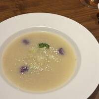 カントニーズ 燕 - 燕の巣入り カリフラワーのとろみスープ 中国美容サプリメントの真珠パウダー添え