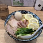 麺や独歩 - 見た目も綺麗で、スープは熱々で完成度が高い！