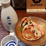 酒と食遊人 みなと - カニの甲羅に熱燗を注いで甲羅酒