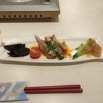 ベルサイユの火鍋城 - 前菜3種　(ピータン、パクチーと蒸し鶏、クラゲきゅうり)