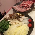ベルサイユの火鍋城 - 15種の野菜盛り合わせ
            ラム肉と豚バラ肉