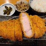 とんかつ 大吉 - さすがのプレミアムです。ピンク色で瑞々しいお肉！