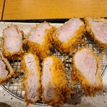 とんかつ 大吉 - 合い盛りの断面。上の方の真ん中のロースは美味しかったです。ヒレは私にはいまいちでした