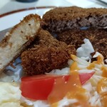 レストラン・テル - チキンコロッケとメンチカツの切断面を撮影↑