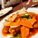 景珍樓 - 玉ねぎ＆人参＆ピーマンと相性抜群の甘酸っばいタレがたっぷりの酢豚