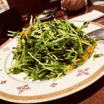 景珍樓 新館 大通り店 - シャキシャキでニンニクが程よく効いた豆苗炒め