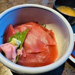 しほう田 - マグロ丼ランチ1300円味噌汁、茶碗蒸しサラダ付き