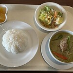 Bangkok Oriental Thai Restaurant - サラダとデザートつき