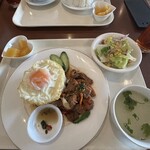 Bangkok Oriental Thai Restaurant - サラダとスープとデザートつき